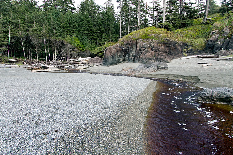 Zoet water stroomt de zee in bij South Beach in Pacific Rim NP