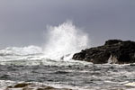 Nog meer bulderende golven voor de kust bij South Beach op Vancouver Island