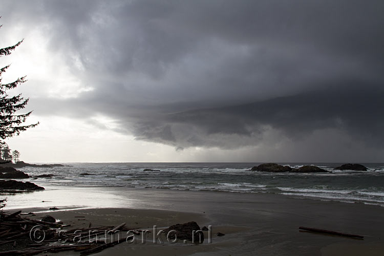 Dreigende lucht boven de zee voor de kust van South Beach