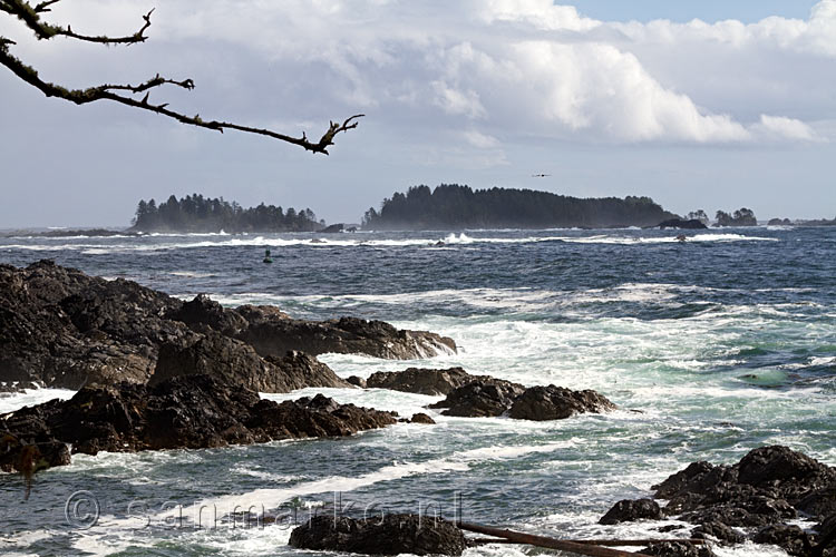 Vanaf de Wild Pacific Trail bij Ucluelet de eilanden voor de kust