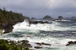 Golven beuken op de rosten voor de kust bij Ucluelet vanaf de Wild Pacific Trail