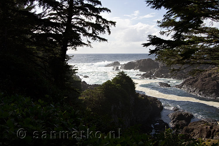 Een mooi uitzicht over de zee vanaf het Wild Pacific Trail bij Ucluelet