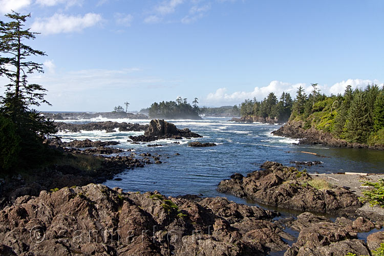 Uitzicht over de mooie kust bij Ucluelet vanaf het Wild Pacific Trail