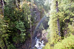 Een regenboog in de vallei gemaakt door de Lady Falls in Strathcona Provincial Park