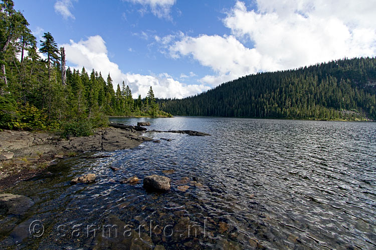 Lake Helen Mackenzie aan het Paradise Meadows Trail in Strathcona Prov. Park