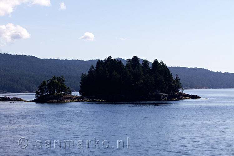 Een van de kleine eilanden voor de kust van de Sunshine Coast bij Sechelt