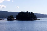 Een van de kleine eilanden voor de kust van de Sunshine Coast bij Sechelt