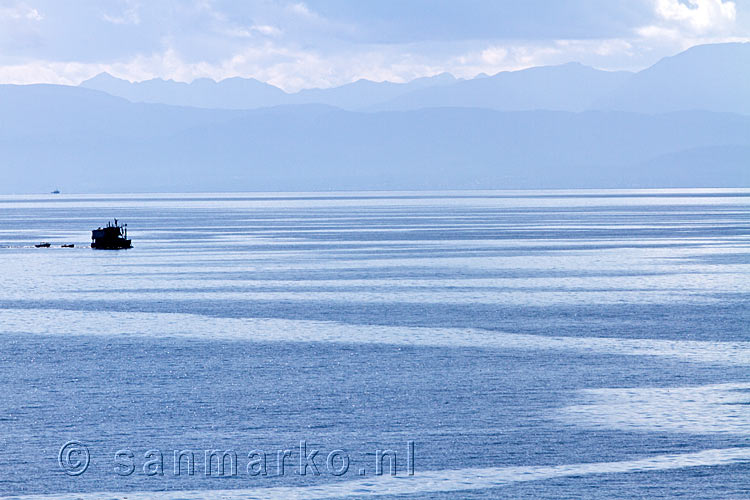 Vissersboten varen tussen de Sunshine Coast en Vancouver Island