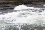 Het snelstromende water bij de Skookumchuck Narrows in de Sechelt Inlet