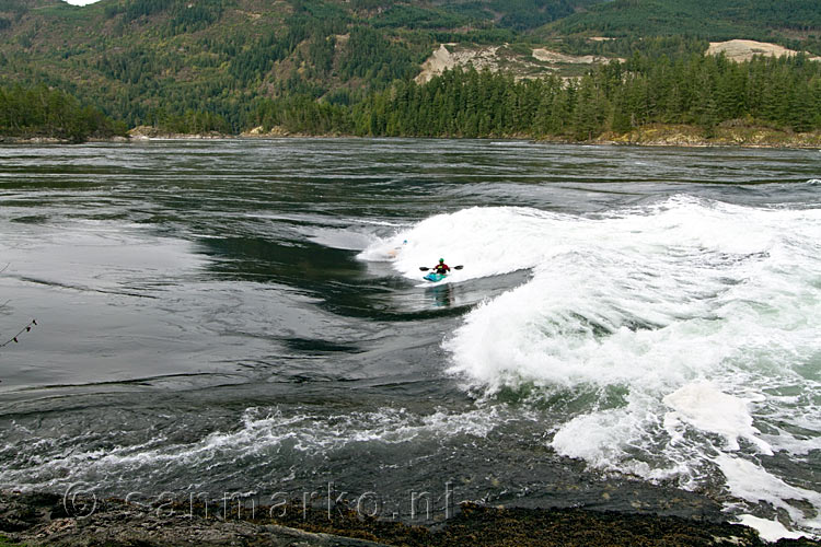 Favoriete kanoplek tijdens hoogtij in de Sechelt Inlet in de Sunshine Coast