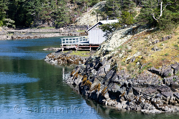 Een eenzaam huisje op een eiland in de Smuggler Cove in de Sunshine Coast