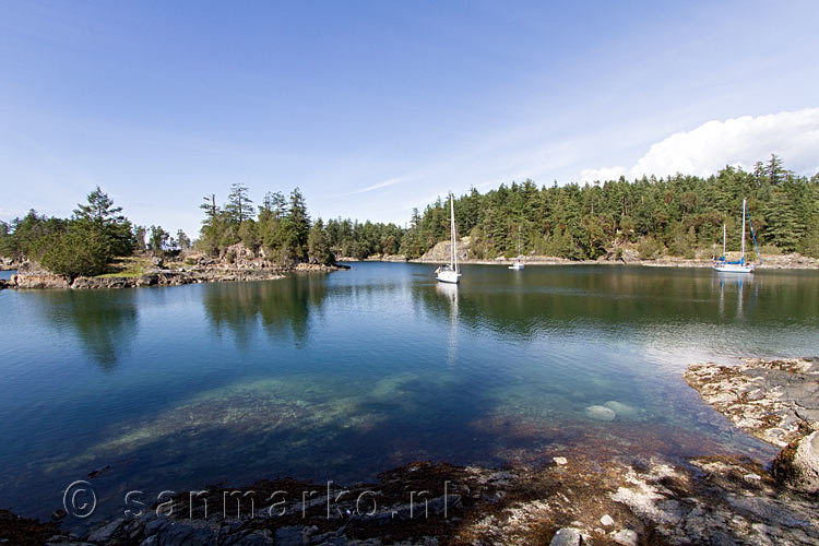 Boten in de Smuggler Cove aan de Sunshine Coast bij Halfmoon Bay in Canada