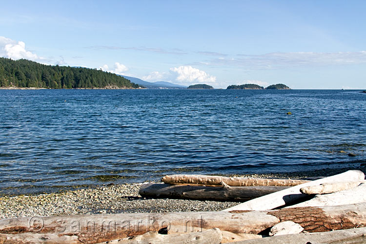 Uitzicht vanaf de Sunshine Coast bij Sargeant Bay Prov. Park bij Sechelt