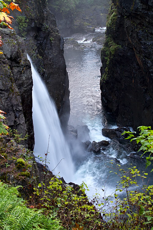 Een close up van de Elk Falls bij Campbell River op Vancouver Island