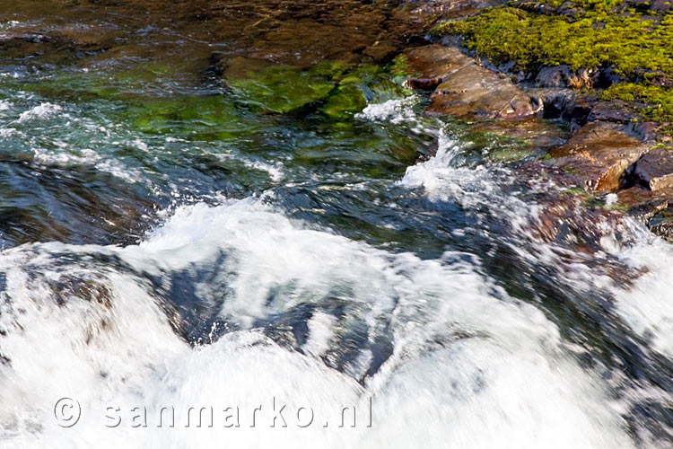 Van dichtbij een stroomversnelling in de Elk River bij Campbell River