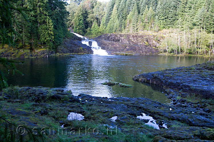 Vanaf het wandelpad een mooi uitzicht op de tweede Elk Falls op Vancouver Island