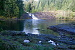 Vanaf het wandelpad een mooi uitzicht op de tweede Elk Falls op Vancouver Island