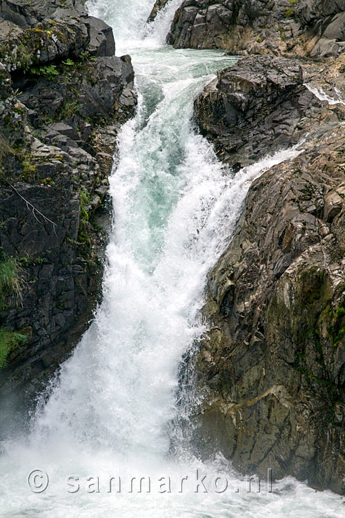 Een close up van de Little Qualicum Falls op Vancouver Island