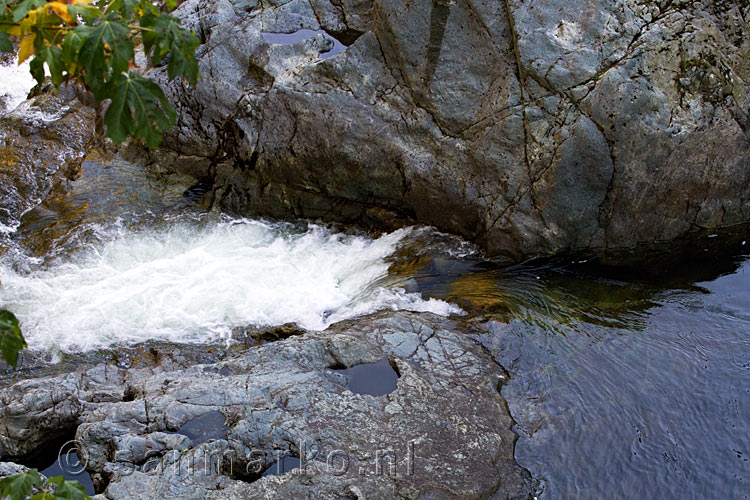 Een stroomversnelling in de Sooke River bij de Sooke Potholes