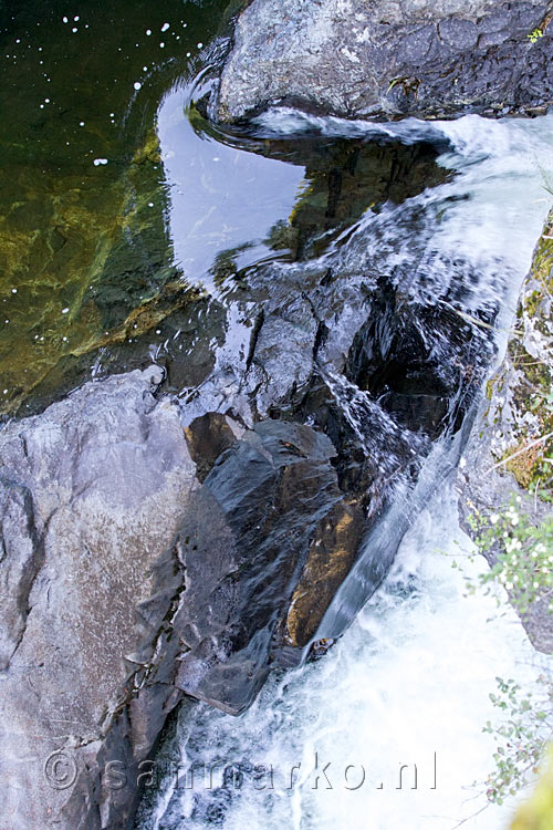 Nog een kleine stroomversnelling in de Sooke River bij Sooke