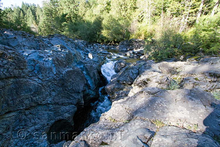 Aan de noordkant van de wandeling een waterval in de Sooke River