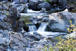 Een zeer mooie kleine waterval in de Sooke River bij de Sooke Potholes