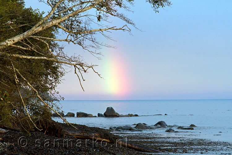 Vanaf het strand van de B&B een regenboog voor de kust van Vancouver Island