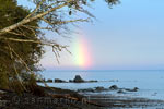 Vanaf het strand van de B&B een regenboog voor de kust van Vancouver Island