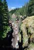 Vanaf de brug een mooi uitzicht over de Red Rock Canyon in Canada