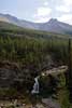 Het uitzicht over de Blakiston Falls en Mount Blakiston