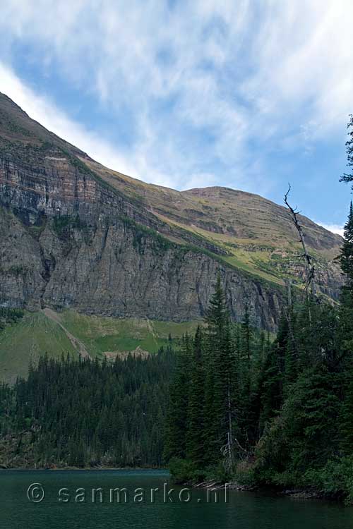 De bergen rondom Wall Lake in Waterton Lakes National Park in Canada