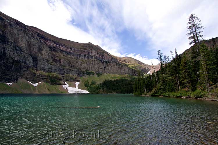 Een mooi uitzicht over Wall Lake vanaf de oever