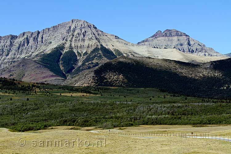 Het uitzicht vanaf de Bison Paddock op Mount Dungarvan bij Waterton Lakes NP