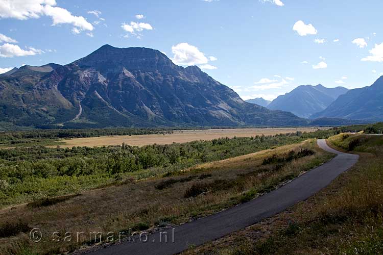 Het uitzicht over Waterton Lakes National Park op weg naar Red Rock Canyon