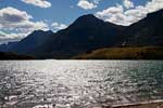 Uitzicht over Waterton Lake en Prince of Wales hotel in Waterton Lakes NP