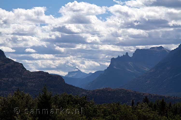 Een uitzicht over heet mooie Waterton Lakes National Park