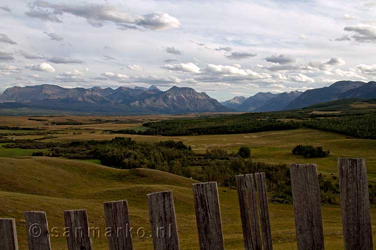 Vanaf een uitzichtpunt langs de weg het uitzicht over Waterton Lakes NP