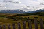 Vanaf een uitzichtpunt langs de weg het uitzicht over Waterton Lakes NP