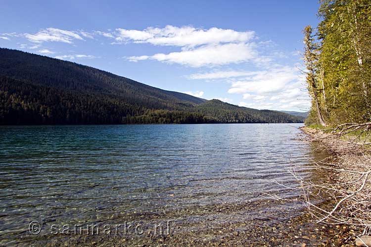 Vanaf de oever een mooi uitzicht over Clearwater Lake in Canada