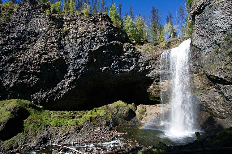 Vanaf een houten stoel het uitzicht over Moul Falls in Canada