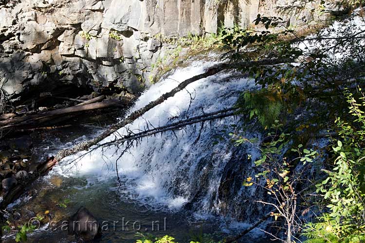 En in de rivier naar de Moul Falls nog een kleine waterval