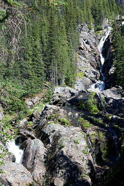 Een mooi uitzicht op de Silvertip Falls in Canada