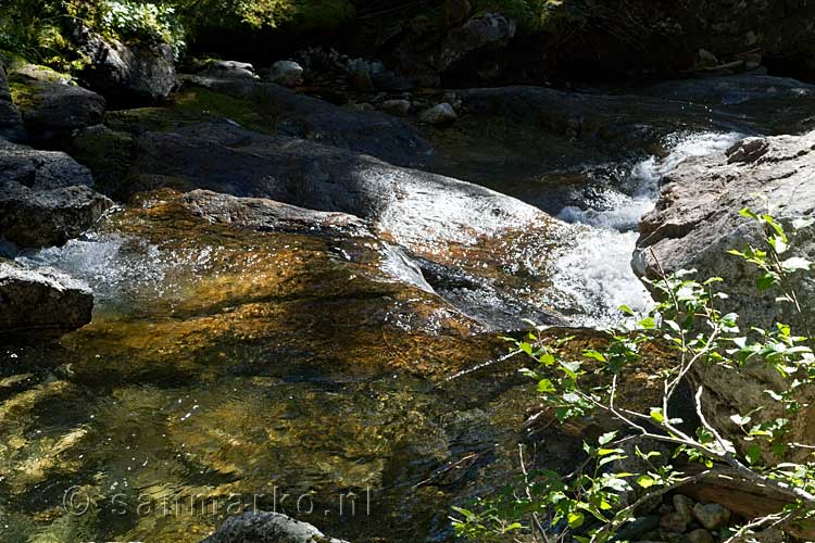 De rivier aan de onderkand van de Silvertip Falls in Wells Gray Prov. Park