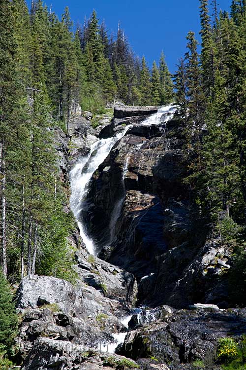 Nog een mooi uitzicht op de Silvertip Falls in Canada