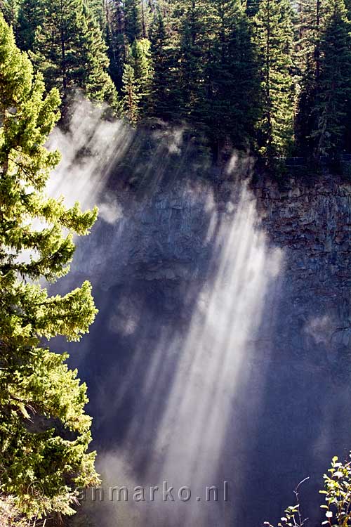 Mist in de ochtend bij de Spahats Falls in Wells Gray Provincial Park