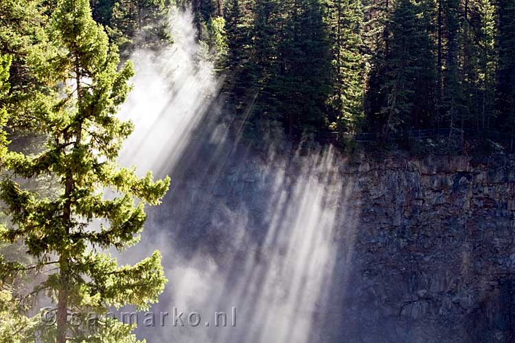 De ochtend zon op de mist van de Spahats Falls in Canada