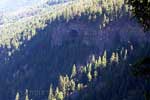 Grotten in de rotswanden bij Shaden Viewpoint in Wells Gray Prov. Park