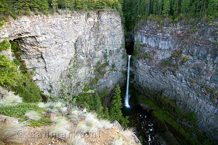 Vanaf het uitzichtpunt een mooi uitzicht over de Spahats Falls in Canada