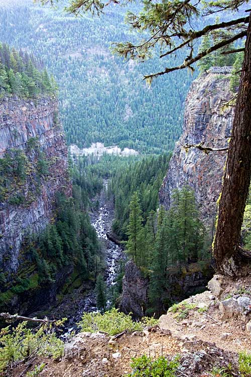 De valley van de Spahats Falls bij Clearwater in Canada