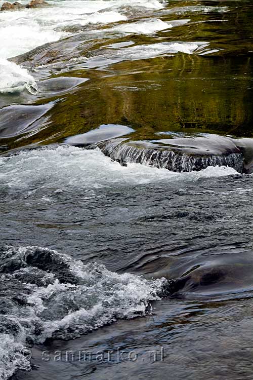 Het heldere water van de Clearwater River bij Myanth Falls